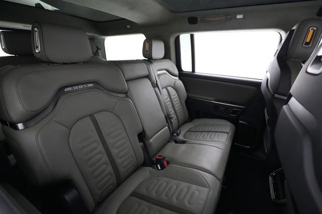 2023 Rivian R1S — photo 4 of 23
