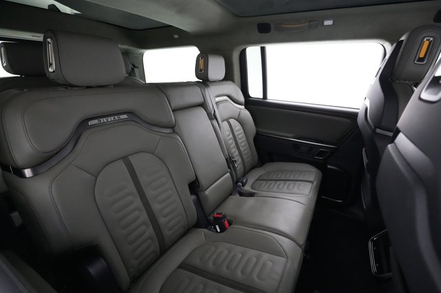 2023 Rivian R1S — photo 4 of 23