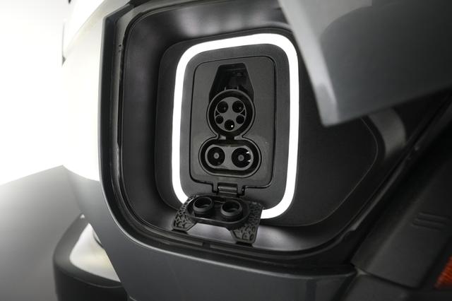 2023 Rivian R1S — photo 8 of 23