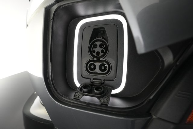 2023 Rivian R1S — photo 8 of 23
