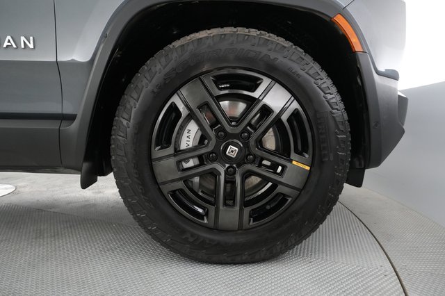 2023 Rivian R1S — photo 16 of 23