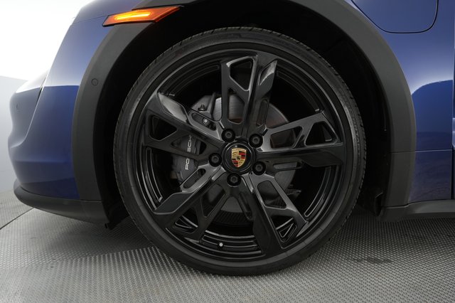 2022 Porsche Taycan — photo 15 of 23