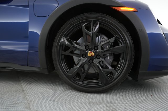 2022 Porsche Taycan — photo 7 of 23