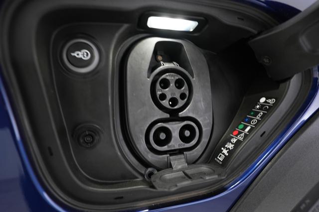 2022 Porsche Taycan — photo 8 of 23