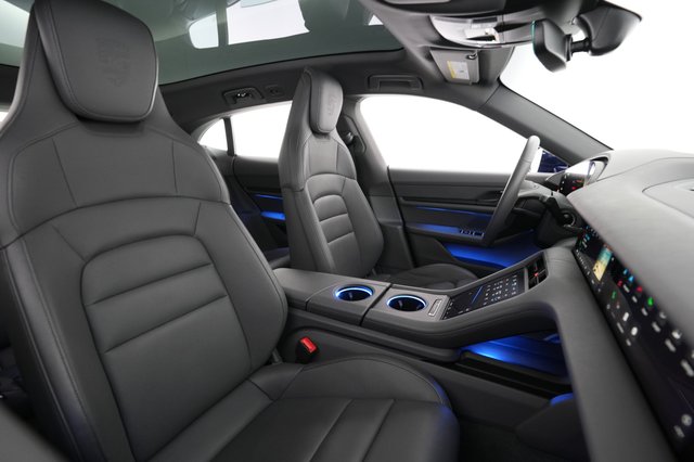 2022 Porsche Taycan — photo 18 of 23