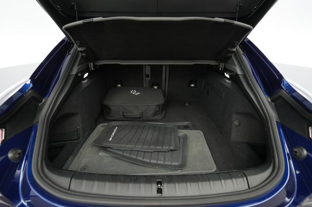 2022 Porsche Taycan — photo 6 of 23