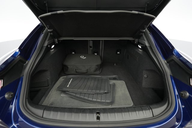 2022 Porsche Taycan — photo 6 of 23
