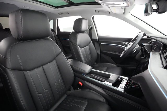 2021 Audi e-tron — photo 19 of 25