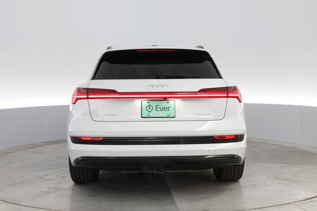 2021 Audi e-tron — photo 12 of 25