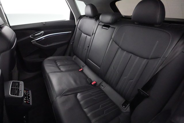 2021 Audi e-tron — photo 18 of 25