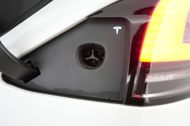 2022 Tesla Model X — photo 8 of 22