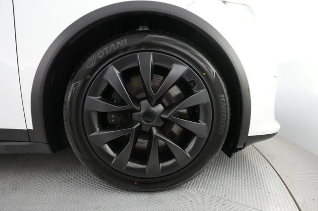 2022 Tesla Model X — photo 7 of 22