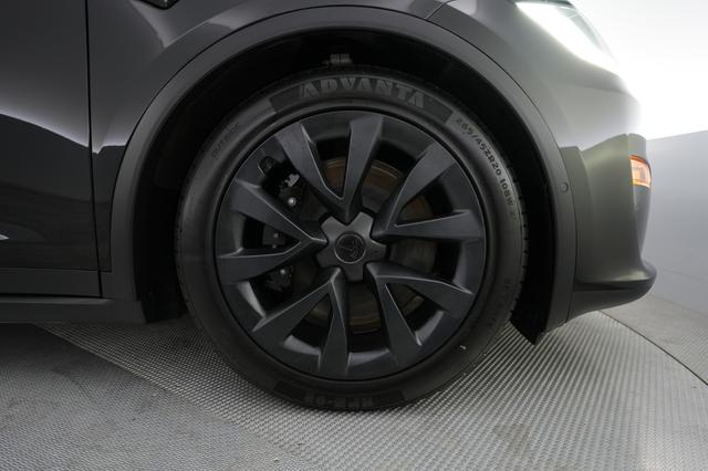 2022 Tesla Model X — photo 7 of 23