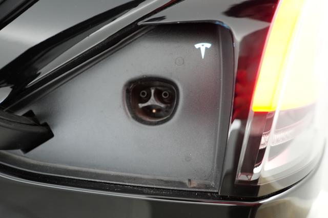 2022 Tesla Model X — photo 8 of 23