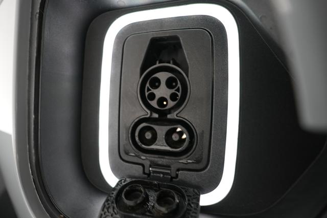 2024 Rivian R1T — photo 8 of 22