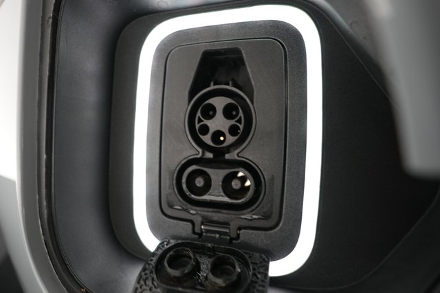 2024 Rivian R1T — photo 8 of 22