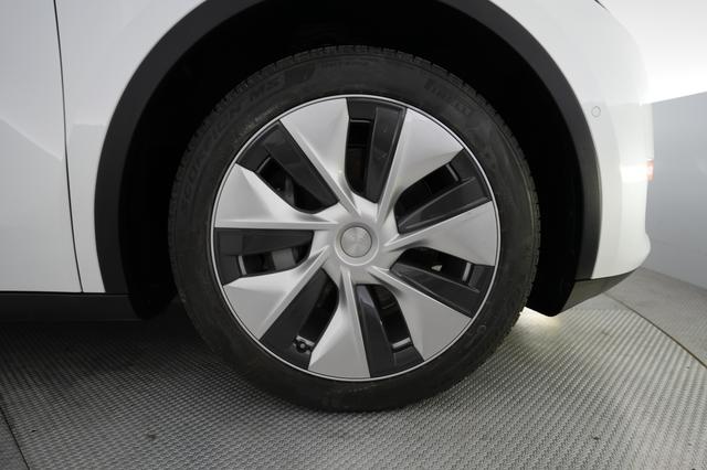 2022 Tesla Model Y — photo 7 of 22