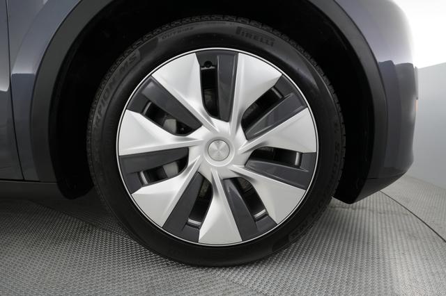 2023 Tesla Model Y — photo 8 of 26