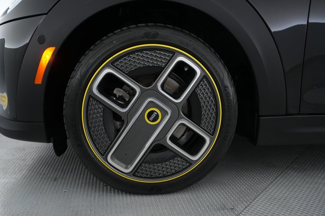 2023 MINI Cooper SE — photo 16 of 21