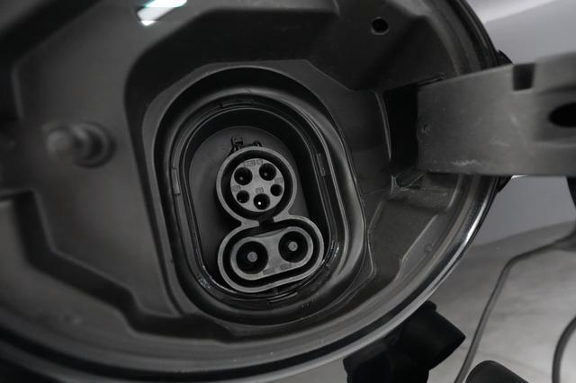 2023 MINI Cooper SE — photo 8 of 21