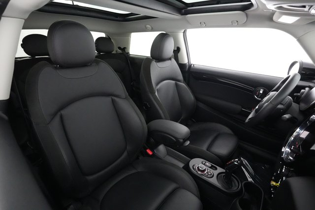 2023 MINI Cooper SE — photo 18 of 21