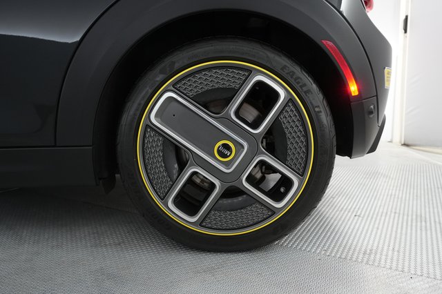 2023 MINI Cooper SE — photo 15 of 21