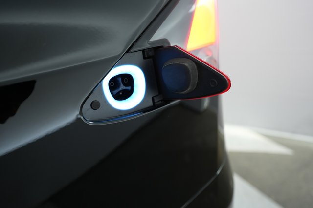 2022 Tesla Model X — photo 8 of 24