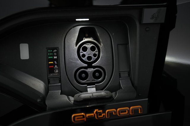 2022 Audi e-tron — photo 8 of 22
