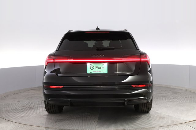 2022 Audi e-tron — photo 12 of 22