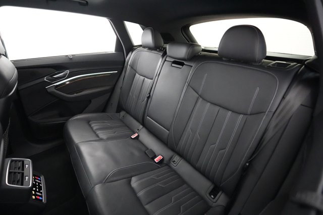 2022 Audi e-tron — photo 18 of 22