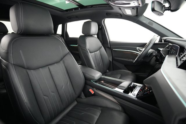 2022 Audi e-tron — photo 19 of 22