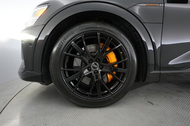 2022 Audi e-tron — photo 16 of 22