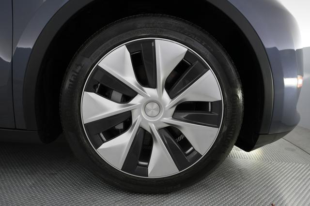 2023 Tesla Model Y — photo 7 of 22