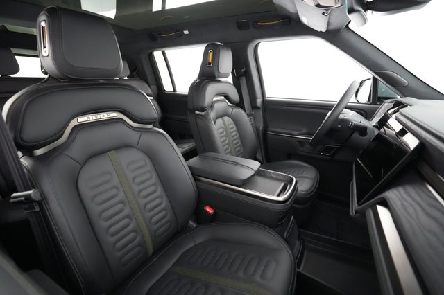 2024 Rivian R1S — photo 18 of 23