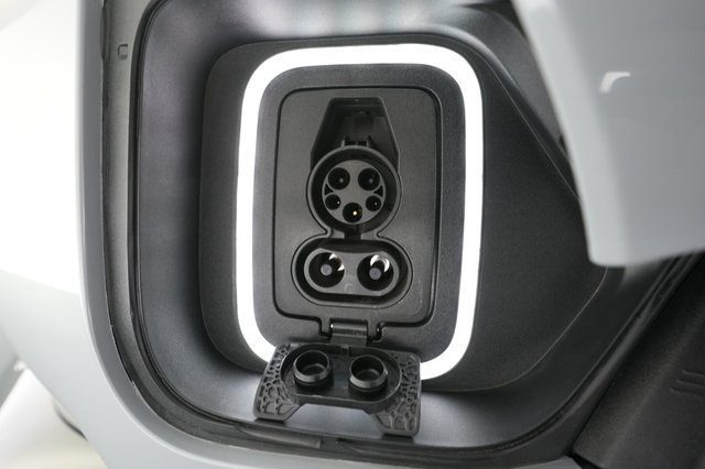 2024 Rivian R1S — photo 8 of 23