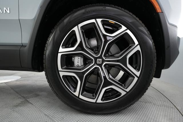 2024 Rivian R1S — photo 7 of 23