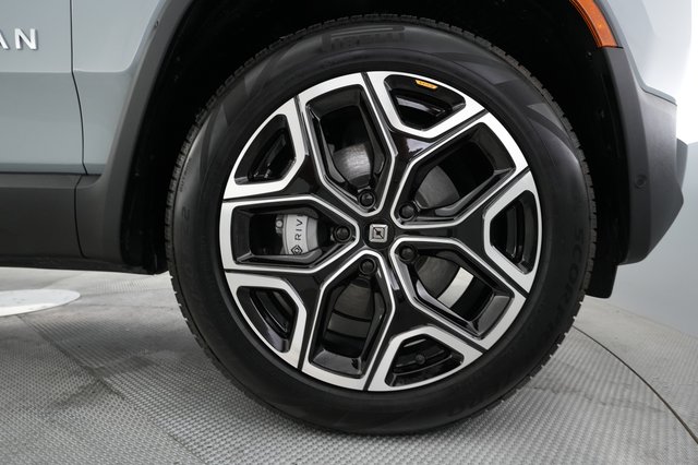 2024 Rivian R1S — photo 7 of 23