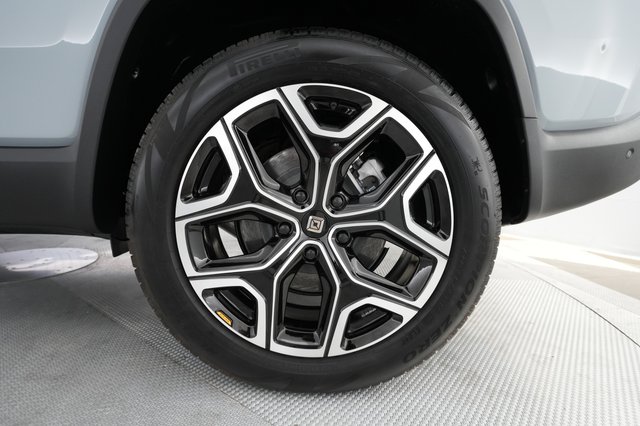 2024 Rivian R1S — photo 16 of 23