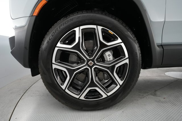 2024 Rivian R1S — photo 15 of 23