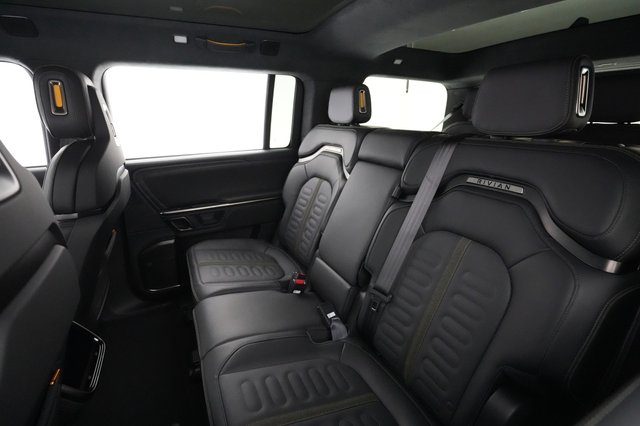 2024 Rivian R1S — photo 19 of 23