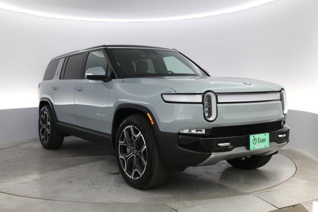 2024 Rivian R1S — photo 10 of 23