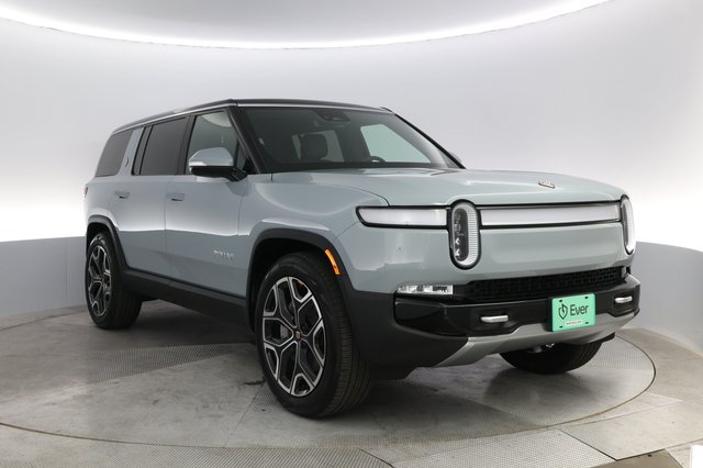 2024 Rivian R1S — photo 10 of 23