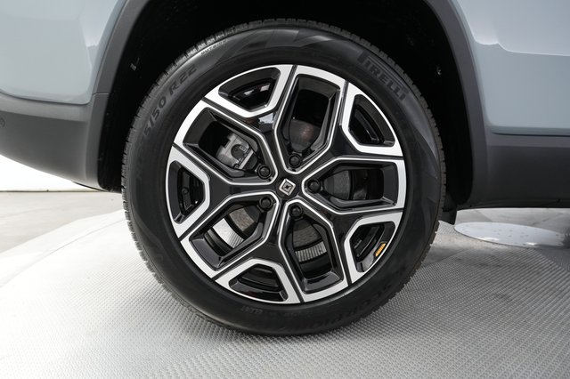 2024 Rivian R1S — photo 17 of 23
