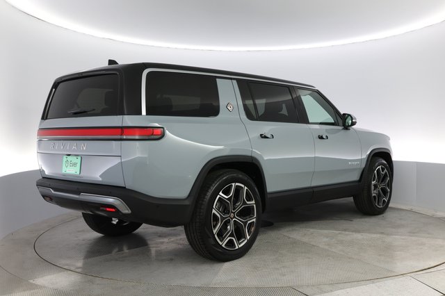 2024 Rivian R1S — photo 2 of 23
