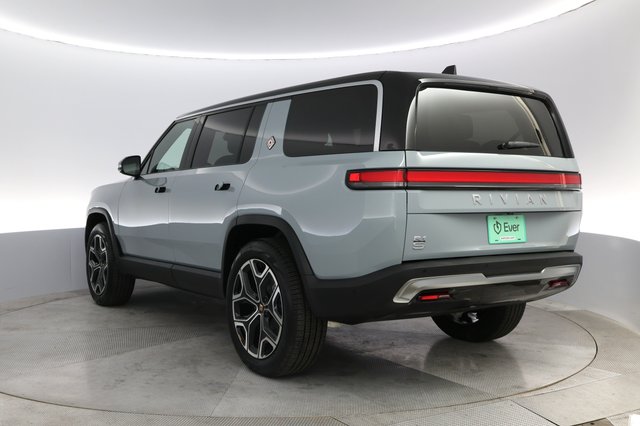 2024 Rivian R1S — photo 13 of 23