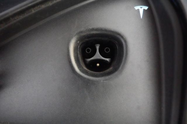 2022 Tesla Model S — photo 8 of 22