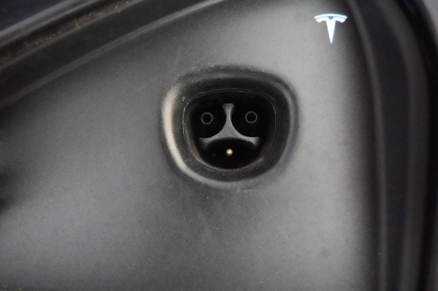 2022 Tesla Model S — photo 8 of 22