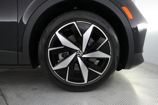 2023 Volkswagen ID.4 — photo 16 of 24