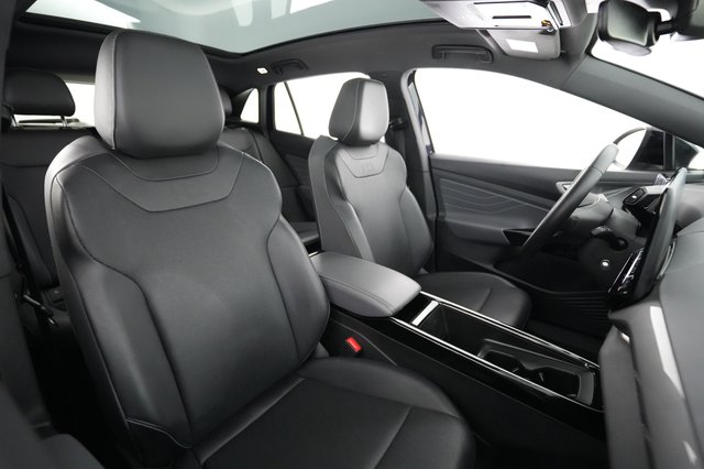 2023 Volkswagen ID.4 — photo 18 of 24