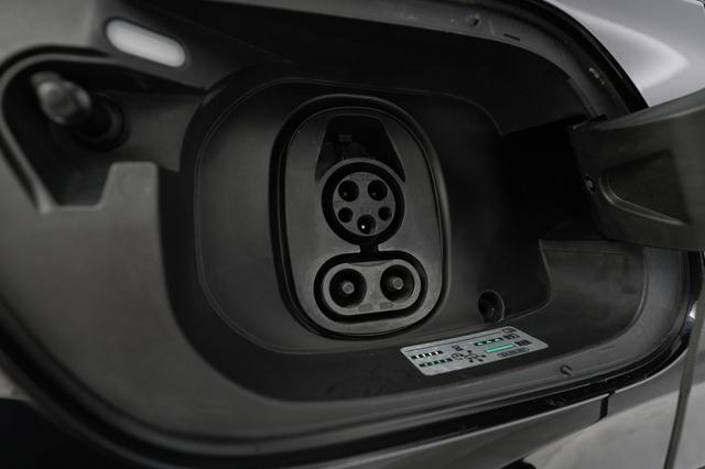 2023 Volkswagen ID.4 — photo 8 of 24